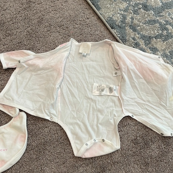 Newborn Givenchy longsleeve Snap with bib and box - Picture 7 of 8